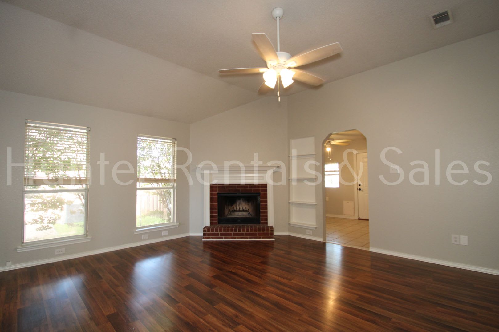 Exceptional Living with Vaulted Ceilings, Cozy Fireplace & Expansive Outdoor Space – photo 3