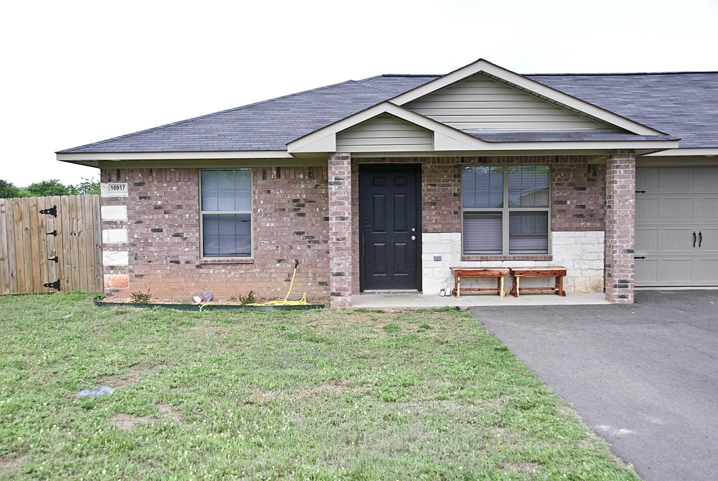 3 Bedroom Duplex for Rent in Lindale! Tour Today! – photo 1