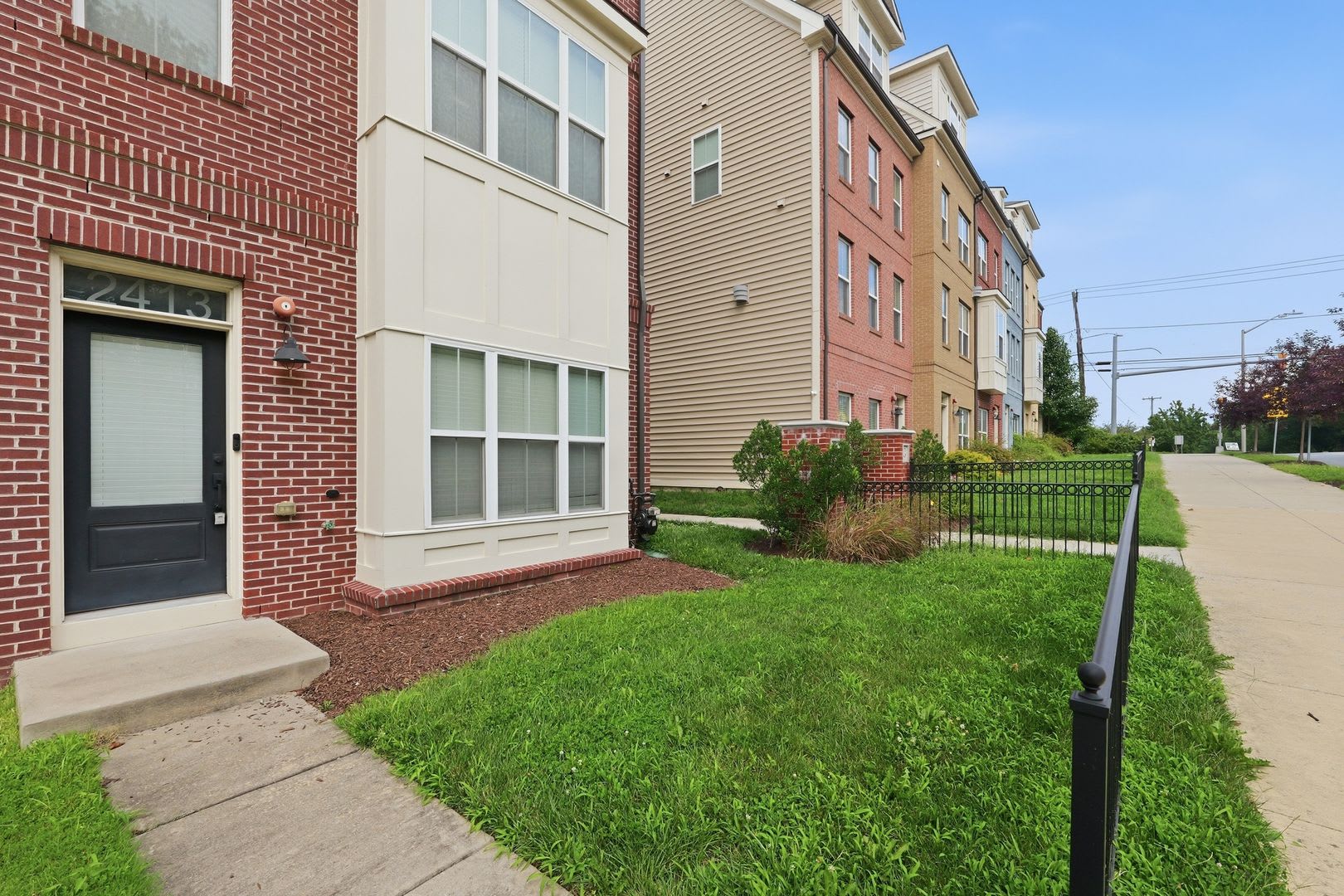 END-UNIT 4-Story Colonial/Craftsman Townhome w/2 Balconies, 5-min walk to Glenmont Station! – photo 2