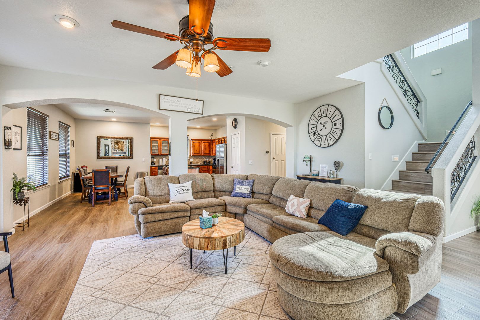 Beautiful Westside Home Furnished With 4 Bed 3 Baths Plus An Office With Beautiful Backyard With Jacuzzy All Utilities Wifi Included – photo 3