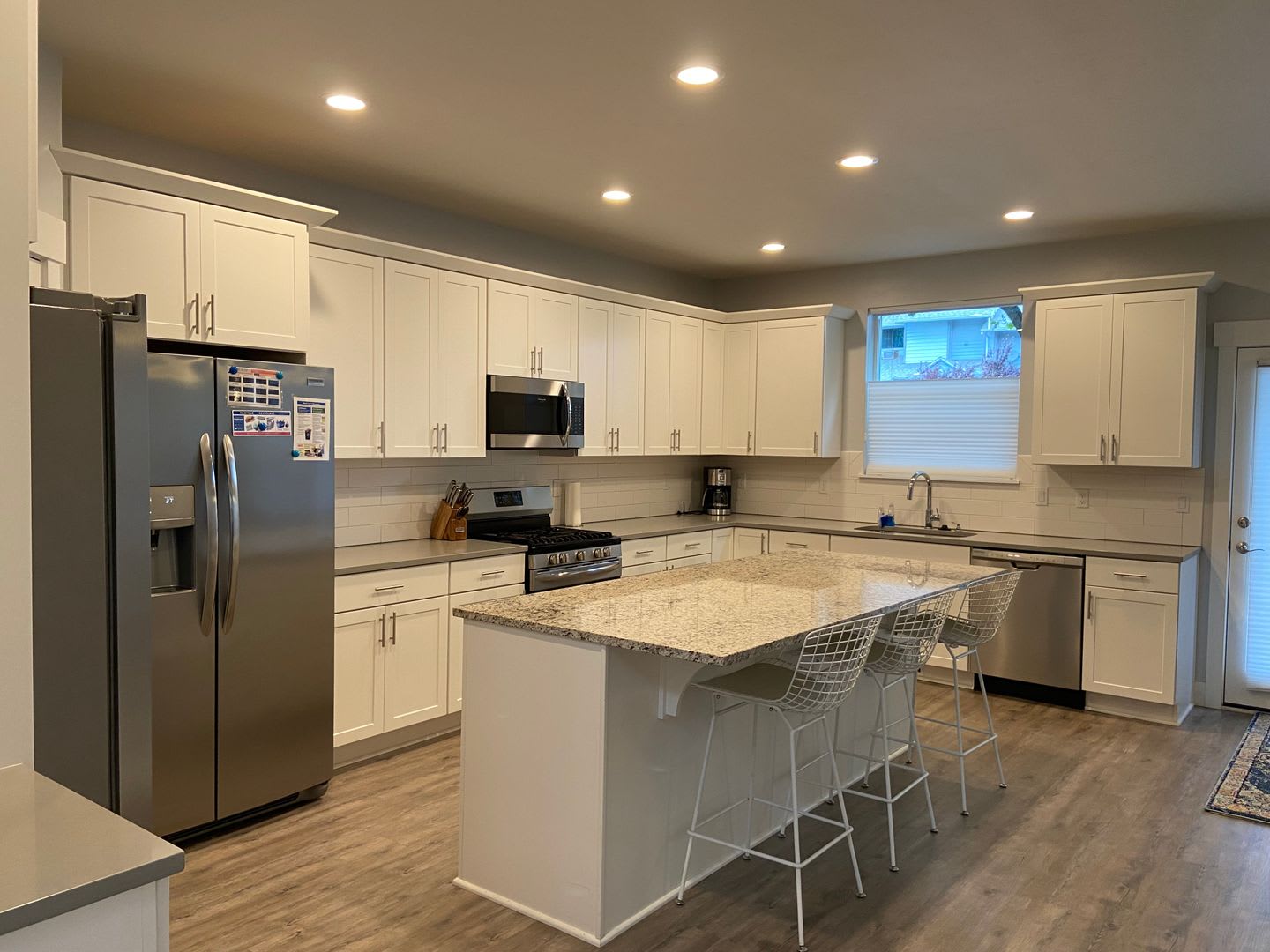 Great Location in Hood River Spacious 5-Bedroom Home with Private Bathrooms & Spacious Open Layout – photo 2