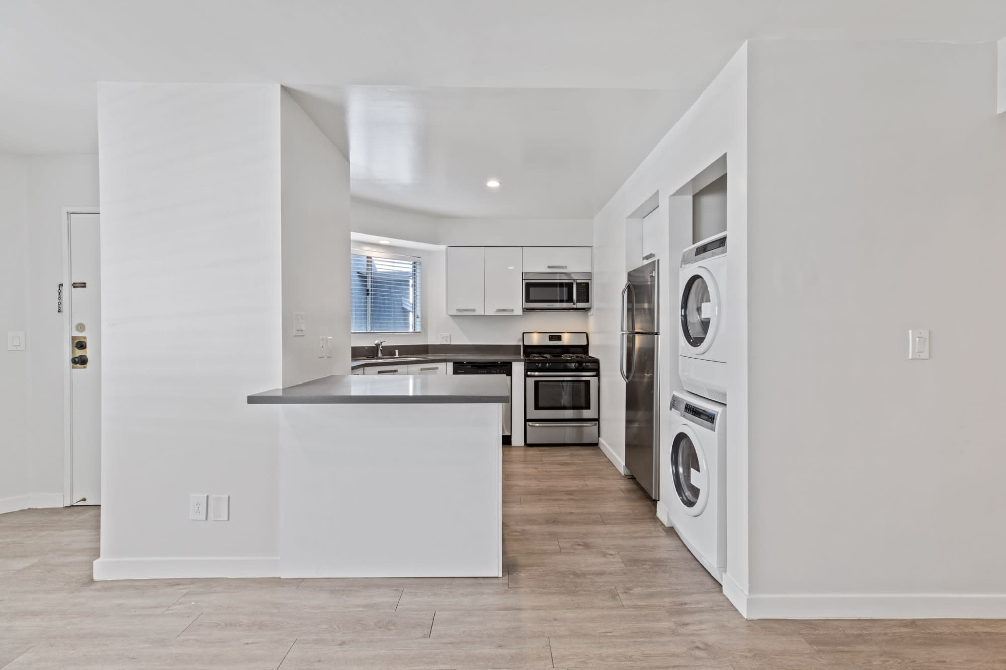Crenshaw Villa Apartments – photo 2