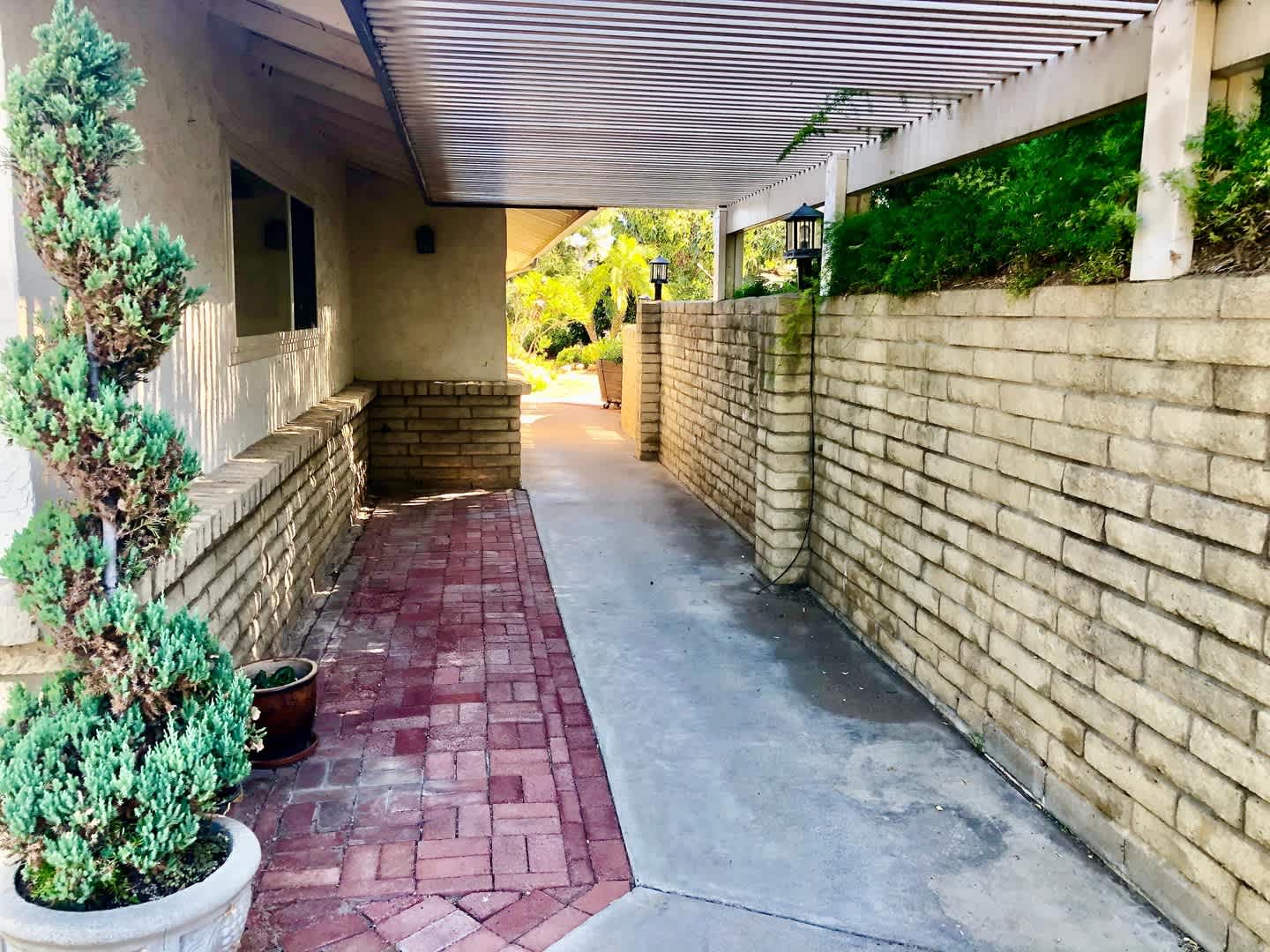 Beautiful Custom Home in Fallbrook, just minutes from town, Million Dollar Views, and Privacy a Plenty! – photo 3