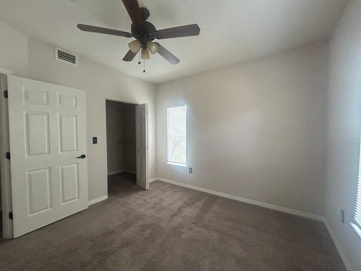 3rd Floor Unit, 1 bed/1 bath with Den in CARROLLWOOD AREA – photo 4