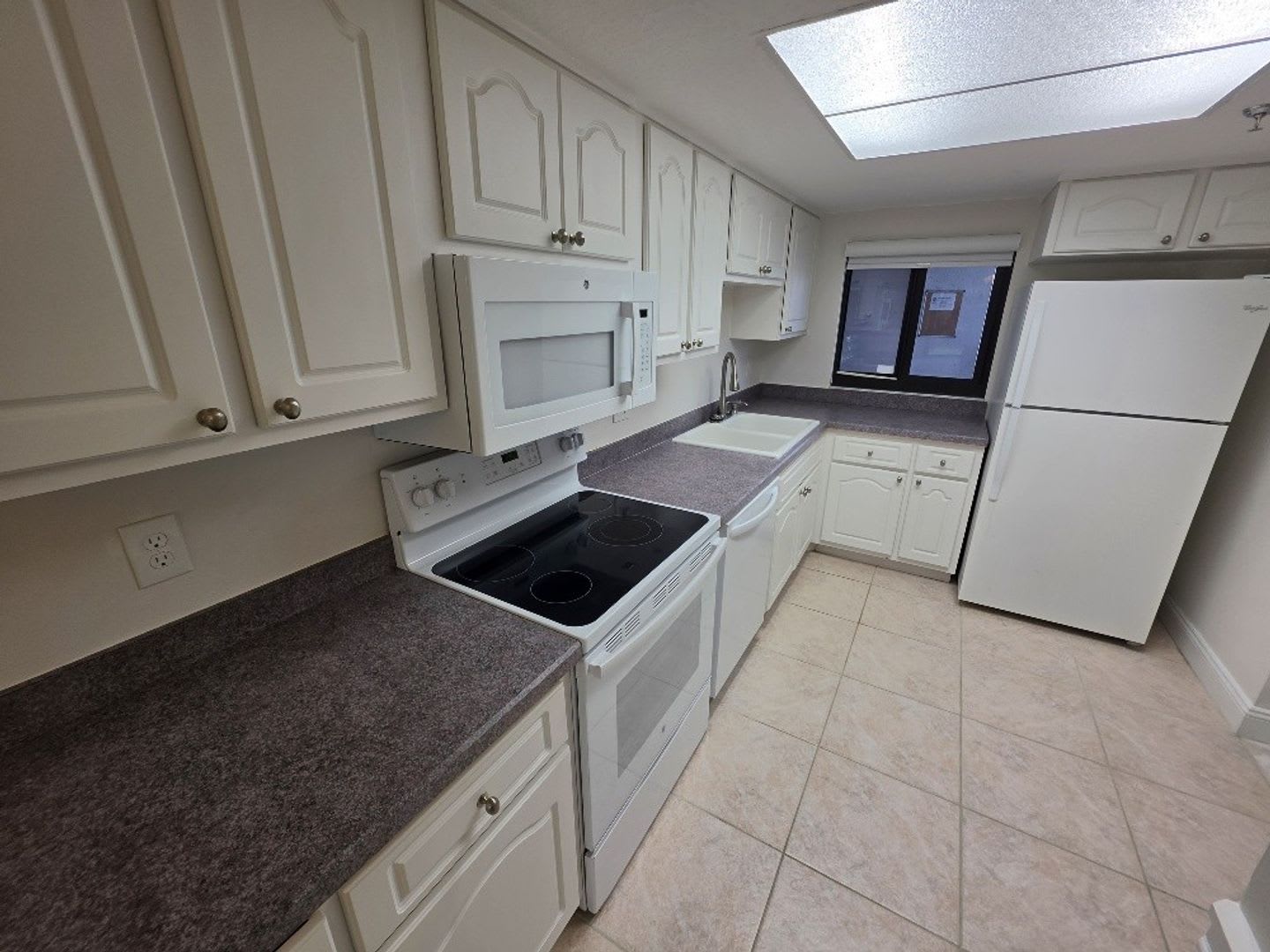 Direct Beach front 2 Bedroom 2 Bathroom Condo – photo 4