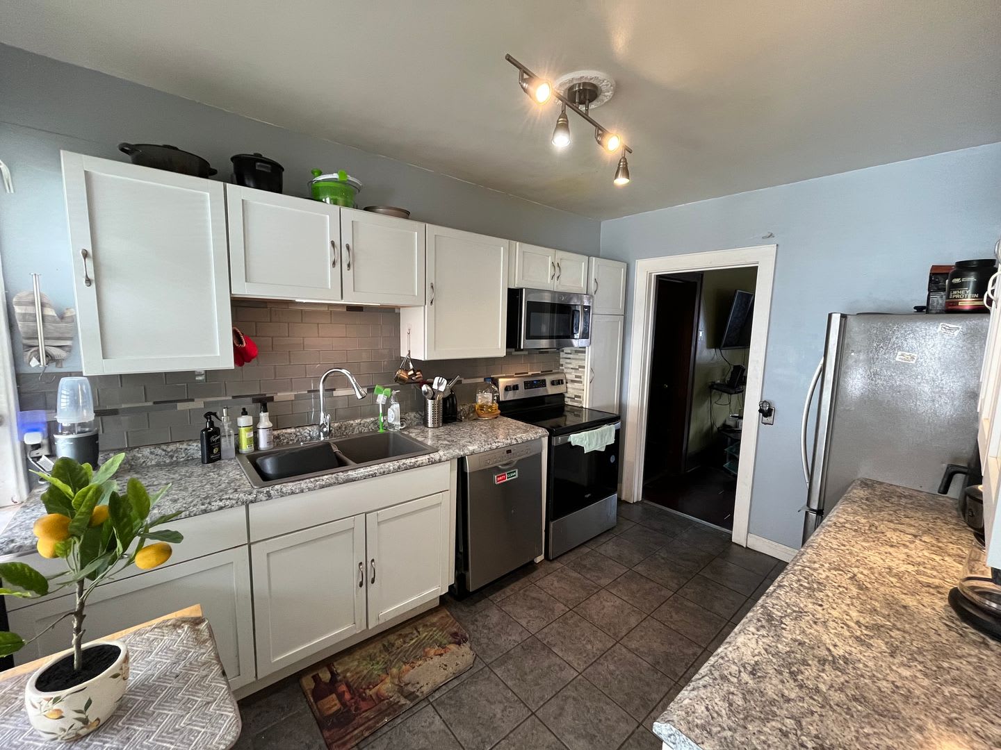 Price Reduction!! Spacious 5 Bedroom 2 Bath Single Family Home! – photo 3