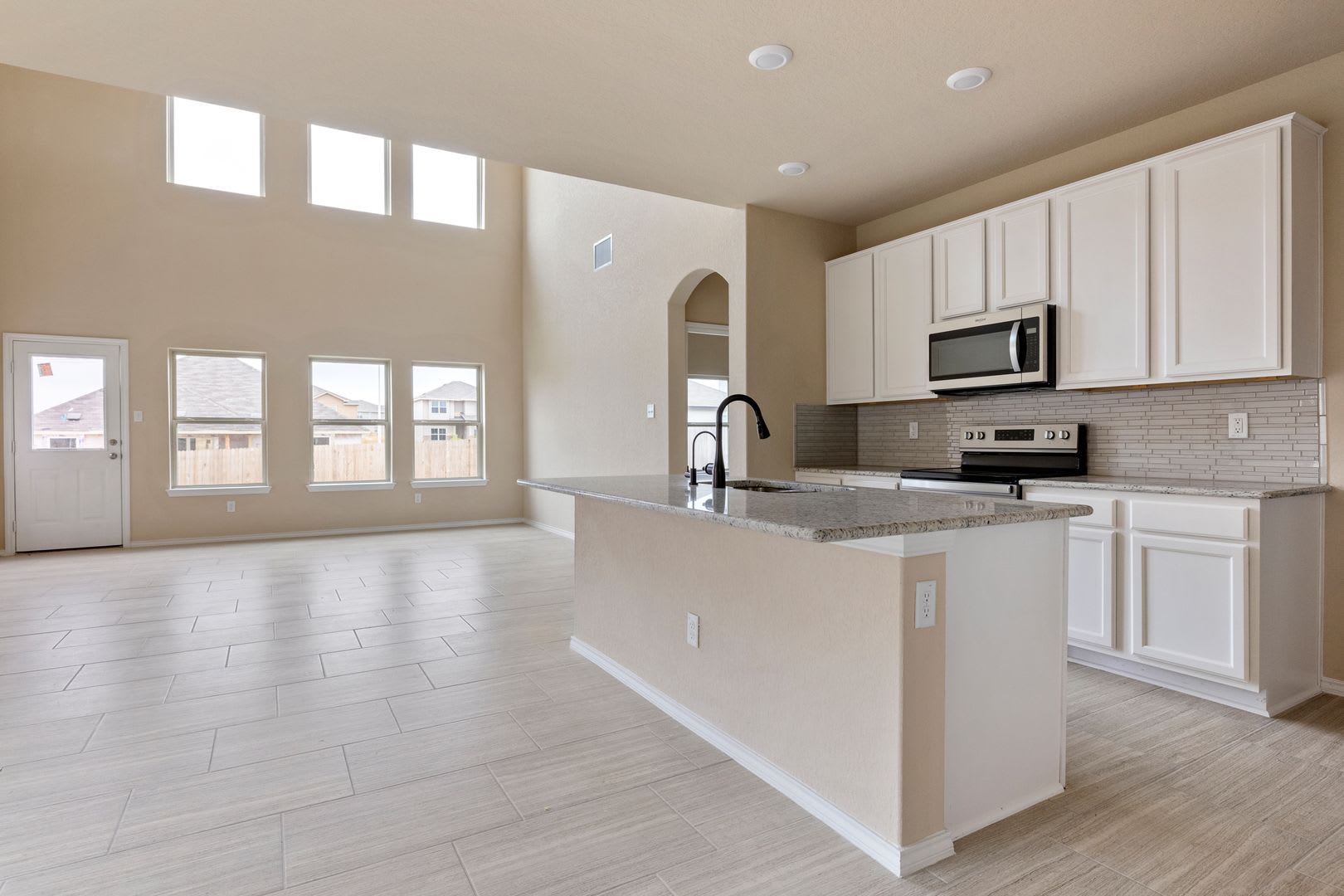 Like-New 4-Bedroom Home with Game Room & Large Private Backyard in New Braunfels – photo 3