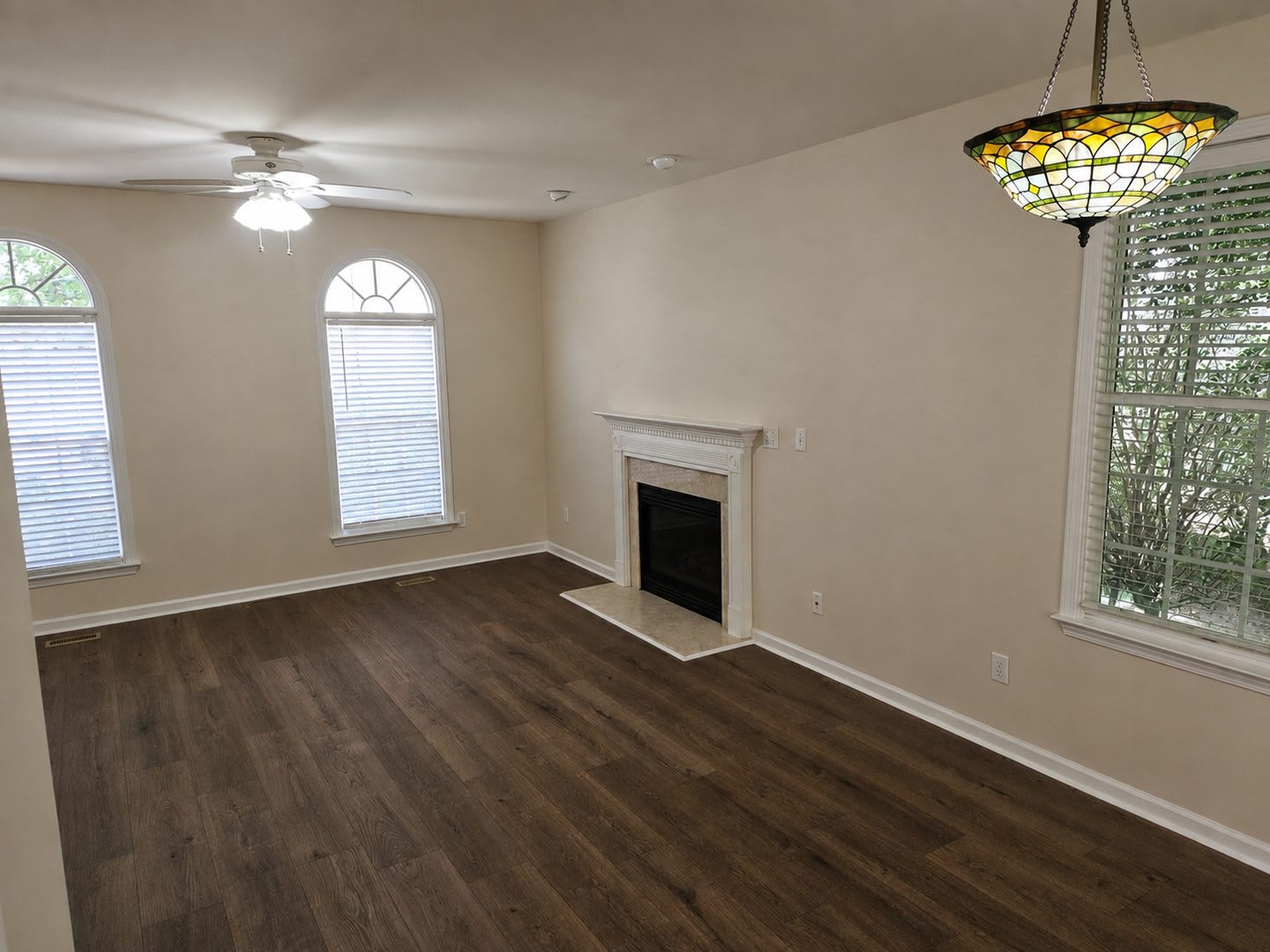 Incredible end unit townhome!! 3br/2.5ba, sunroom, great schools!! Available Now! – photo 3