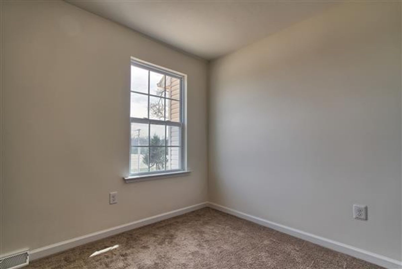 Coming Soon! Beautiful 3-Bedroom Townhome in York, PA – photo 4