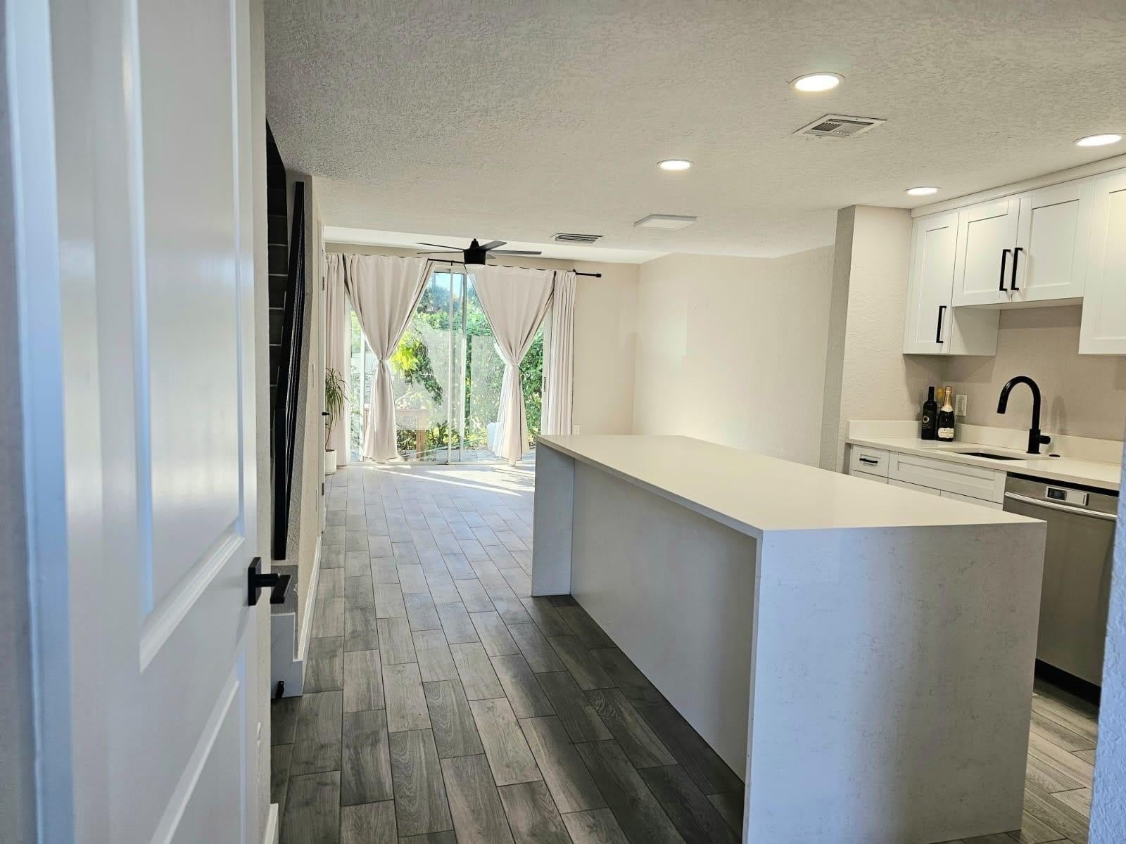1102 E Jeffery Street – photo 2