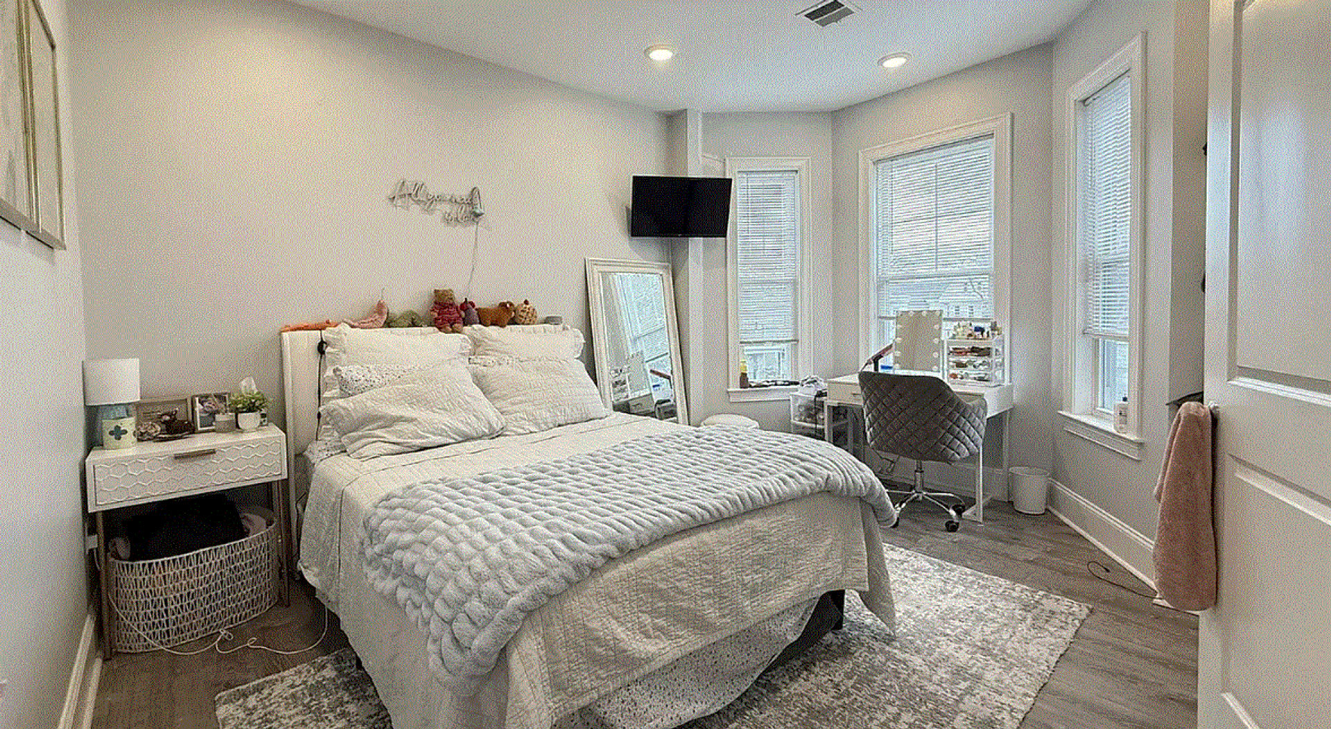 Charming 4 Bedroom-No Broker Fee – photo 2