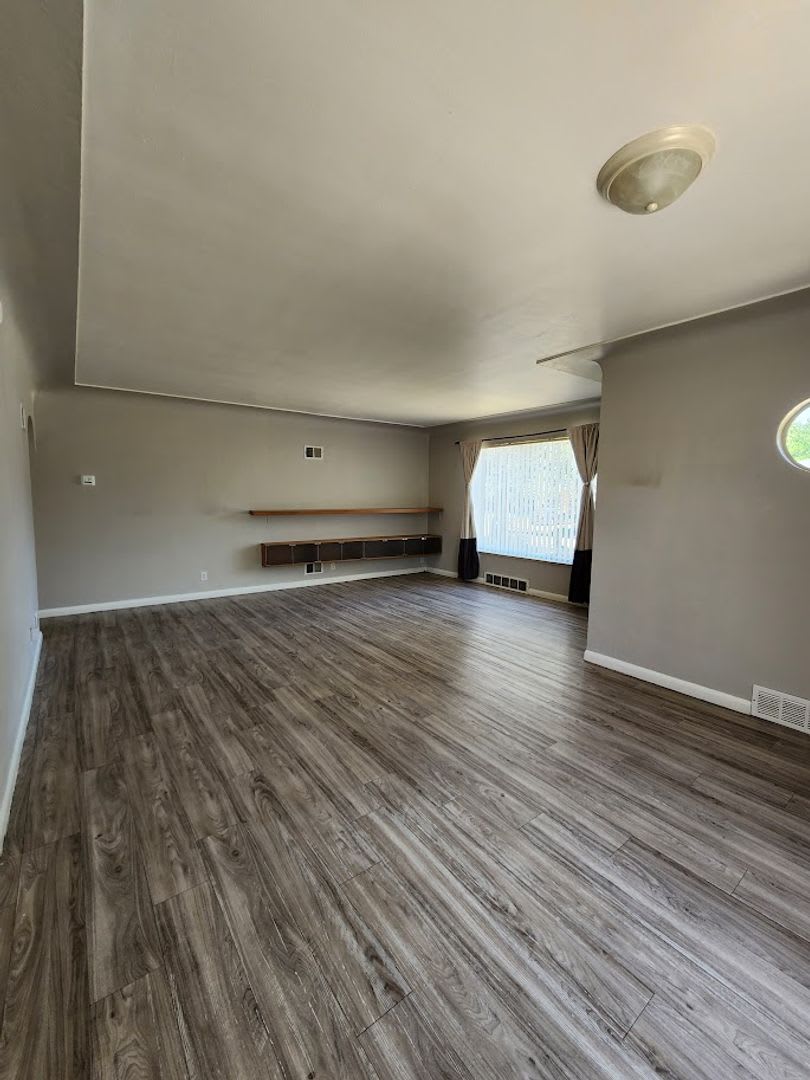Long Realty Property Management Spacious Lakewood Ranch On Oversized Lot Near Light Rail – photo 4
