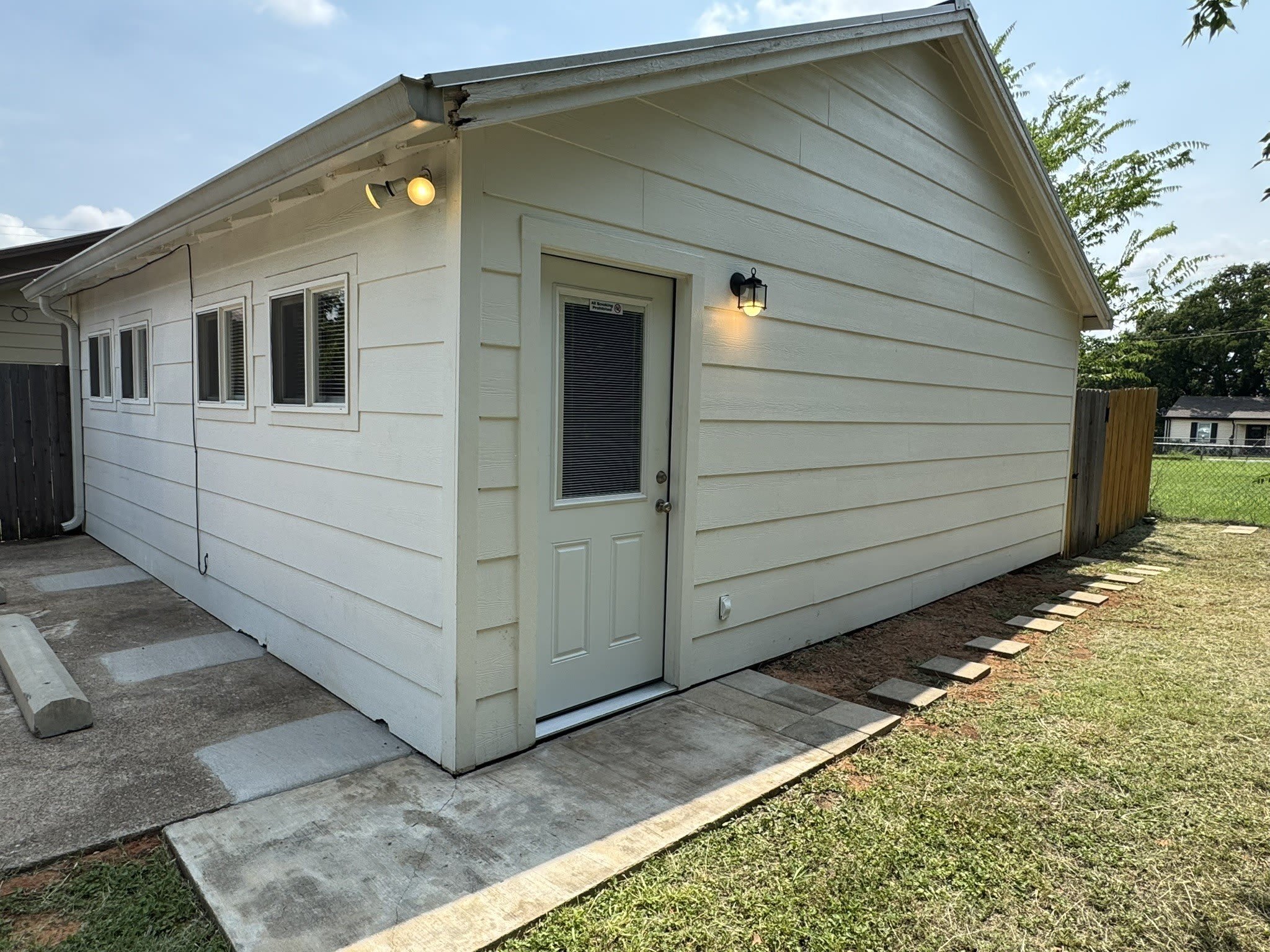 320 W 6th Street – photo 1