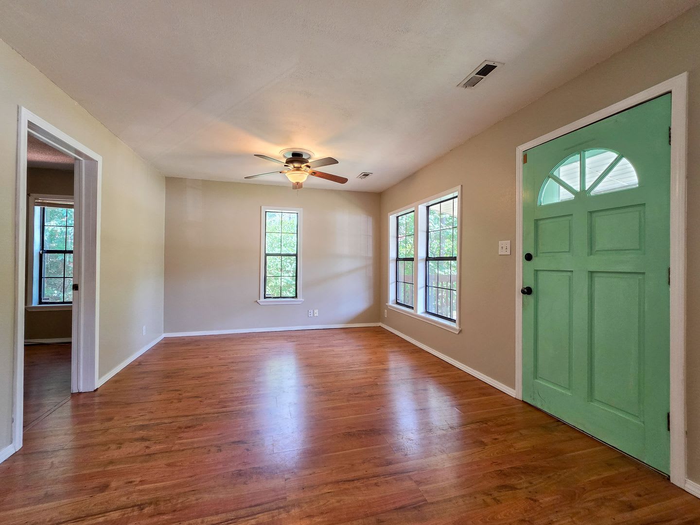 Charming 3 Bed 1.5 Bath home walkable to campus – photo 4