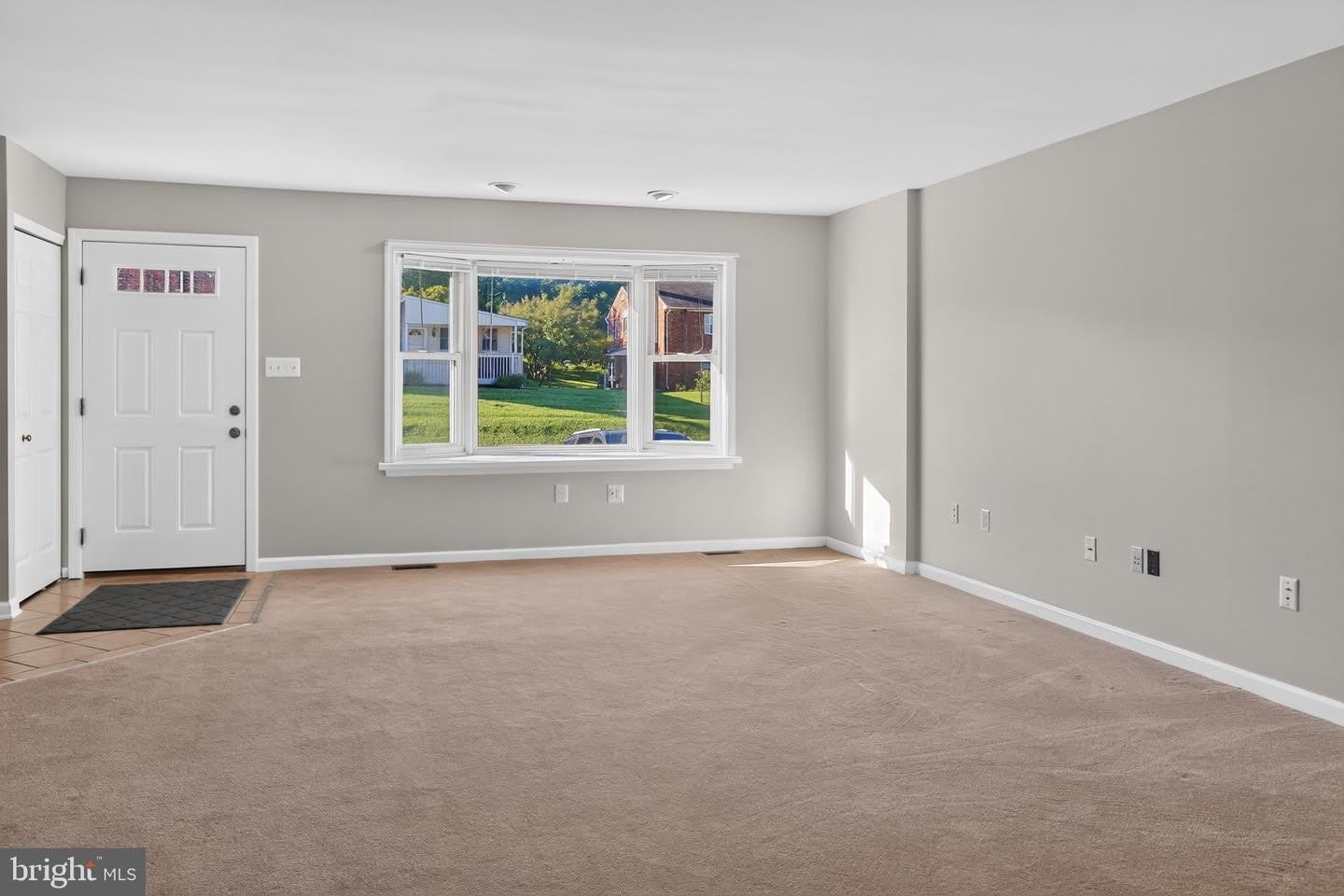 562 SUSAN DR – photo 5