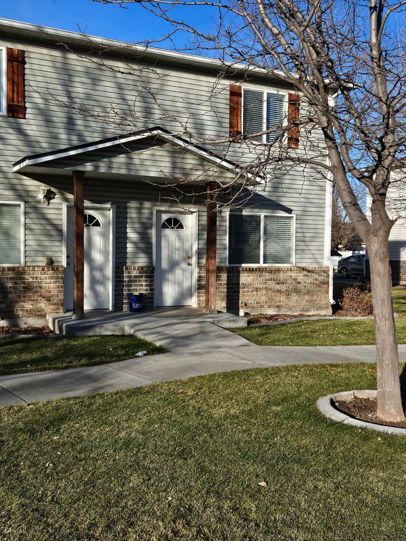 2 bed, 1.5 bath townhome in The Meadows – photo 2