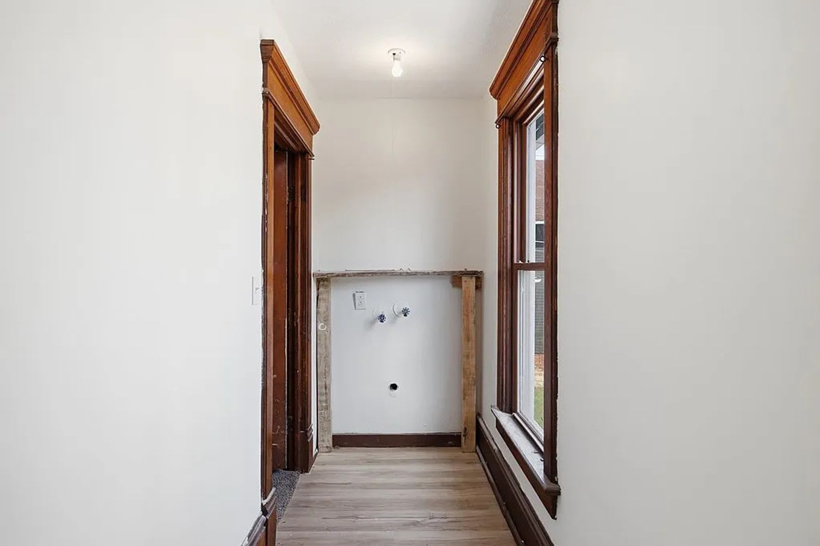 Spacious Updated 3-Bedroom Pet-Friendly Home with Central Air, Original Woodwork & 1,800 Sq. Ft. – photo 4