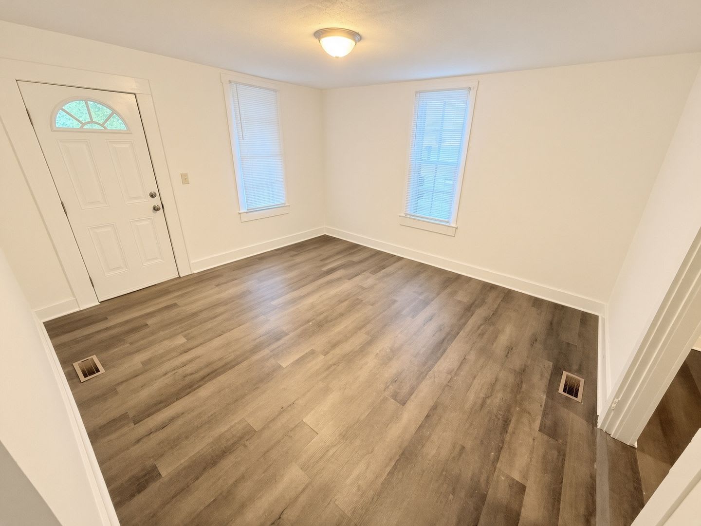 Charming Two Bedroom, 1 Bath House in Columbia. Newly renovated bath. – photo 4