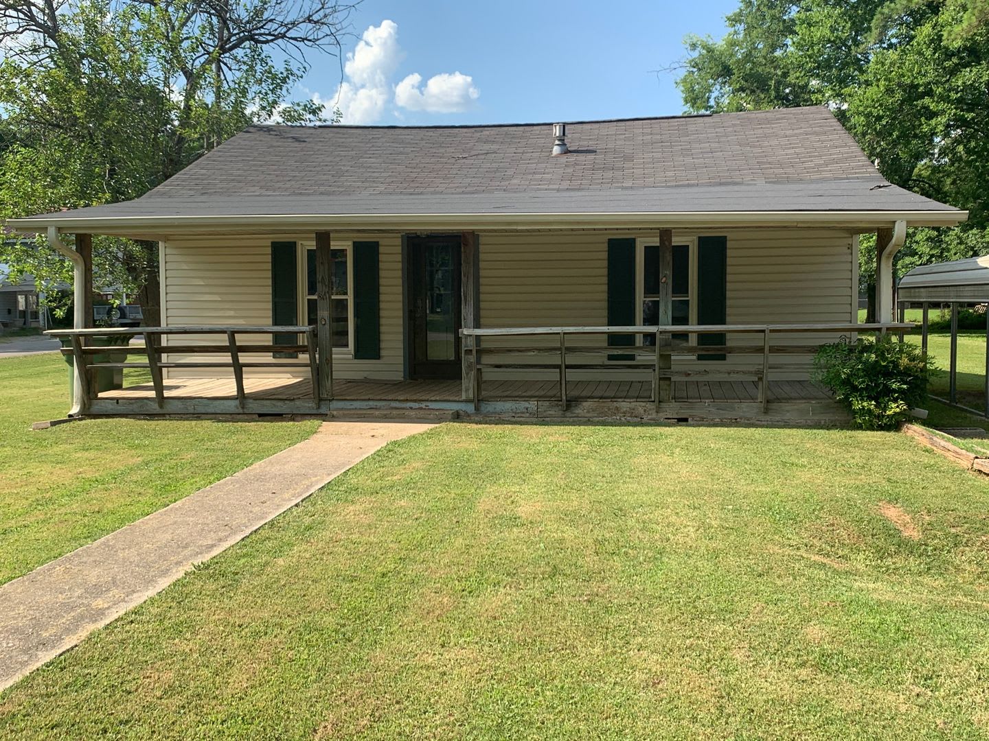 A quaint three bedroom one bath single family house in Five Points – photo 1