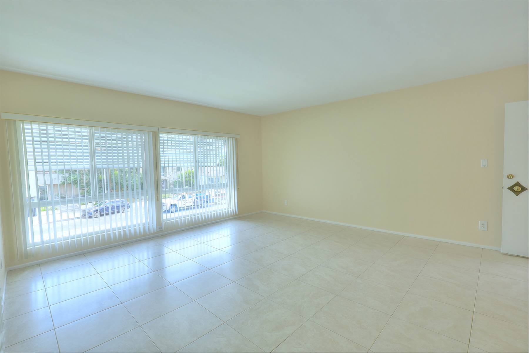 4808 Riverton Ave – photo 1
