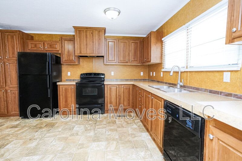 210 Frontier Drive – photo 5