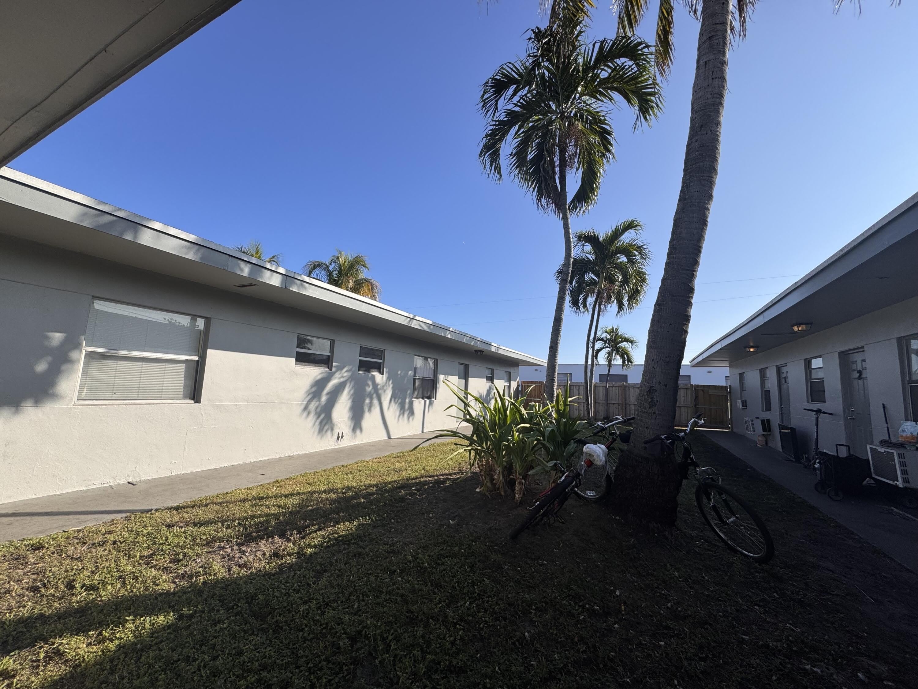 825 NW 10TH Terrace – photo 2