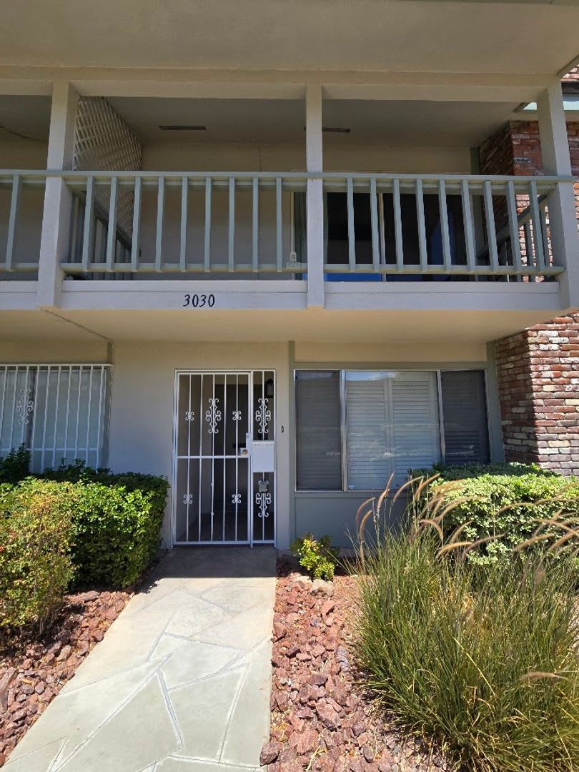 A Fabulous 3 Bedroom Townhome Centrally located. – photo 1