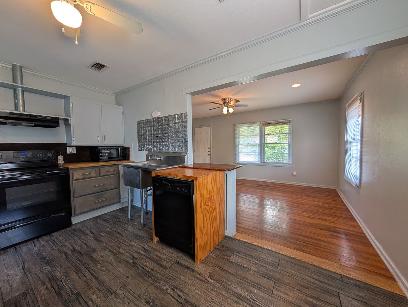 2 1 House With A Detached Garage Garage Has Pool Table Bathroom Large Corner Lot Nbisd – photo 3