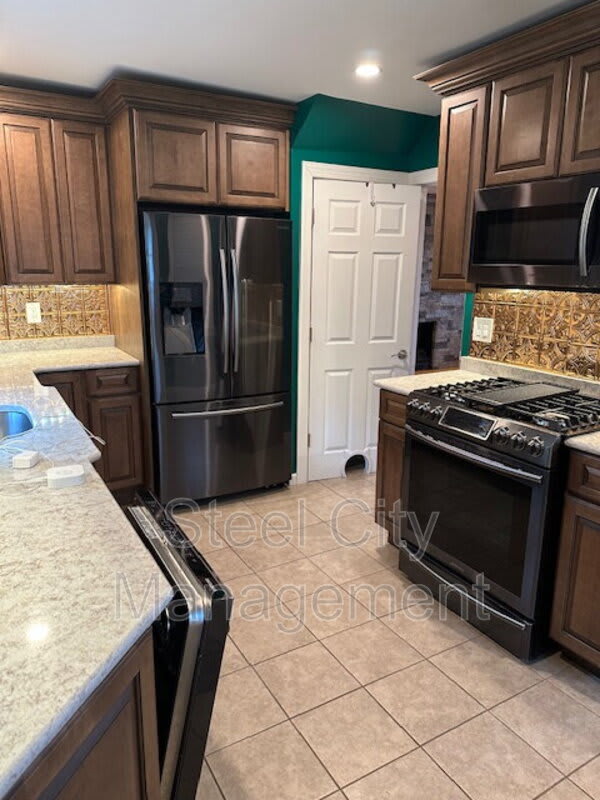 851 Kennedy St – photo 2