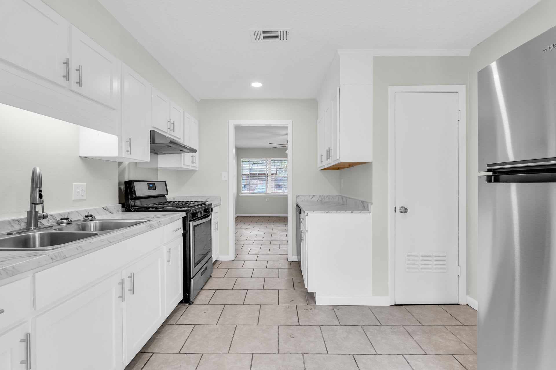 Charming 2 Bedroom Apartment With Modern Amenities Only 3 Miles From Campus – photo 1