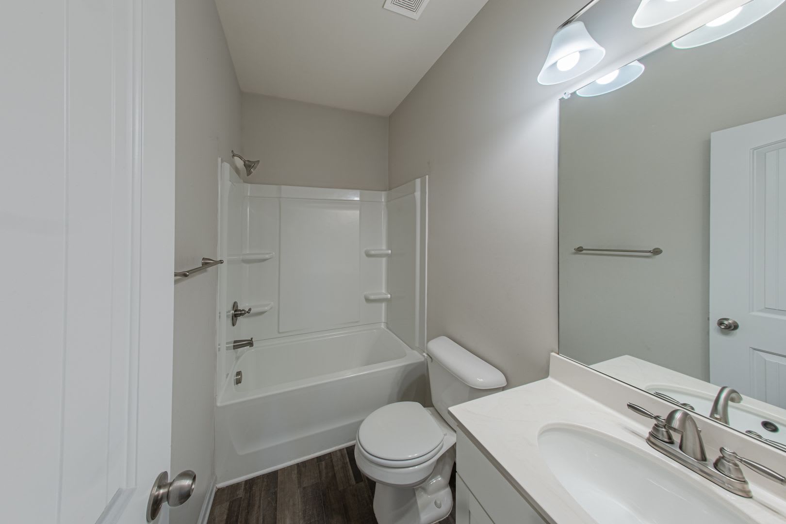 Modern 3BR Home with Spacious Loft, Covered Patio & Private Wooded Backyard – photo 3