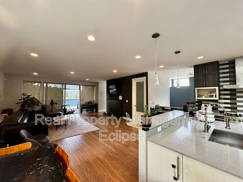 5034 Puget Blvd SW – photo 3