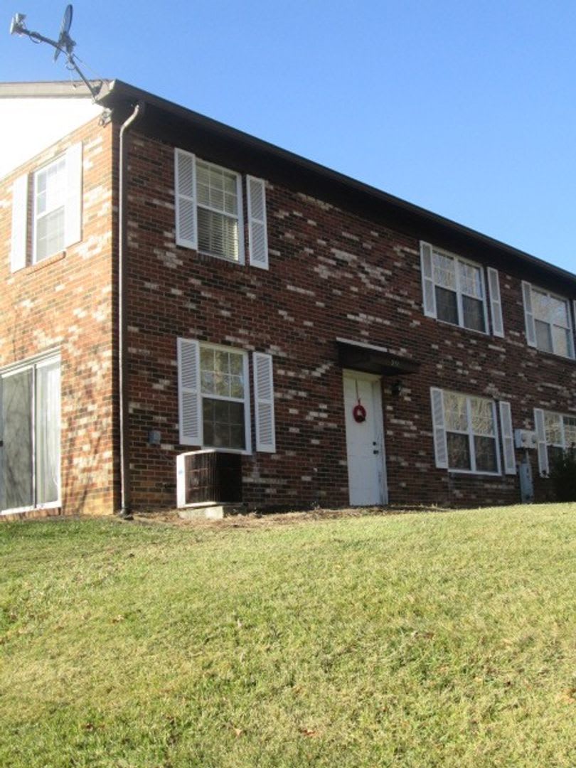 3 Bedroom 2 Bath Townhouse – photo 1