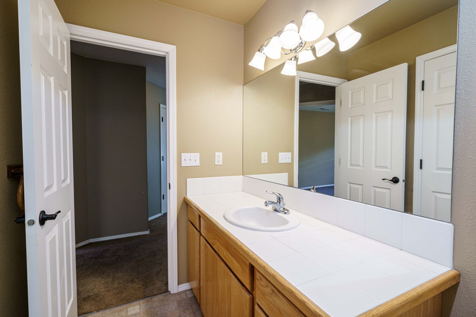 3 Bedroom 2.5 Bath Duplex -Quick Easy Access to SR 14 – photo 5