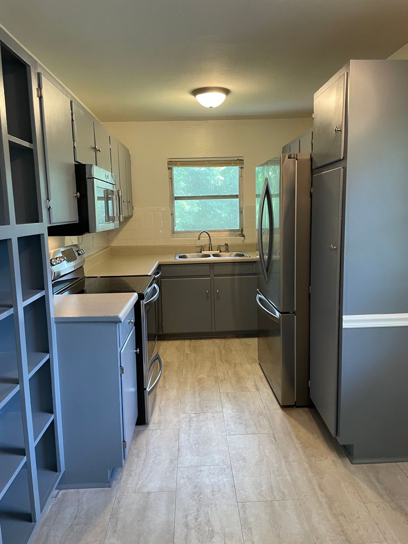 Fall Into Comfort! Spacious 3BR/2BA Upstairs Duplex Near TMH – COMING SOON – photo 1