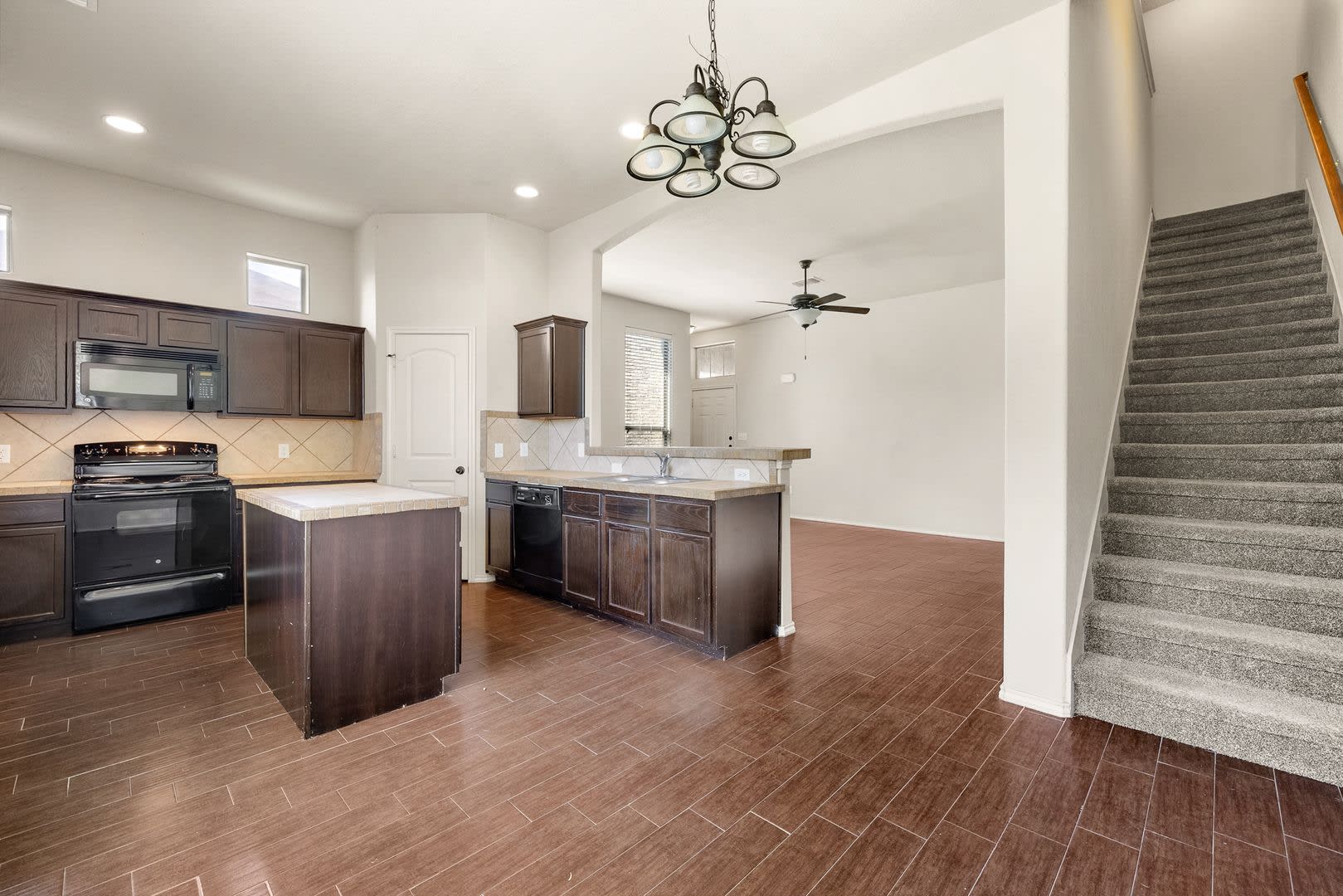 AVAILABLE NOW! Nice 3 Bedroom Duplex located in New Braunfels! – photo 3