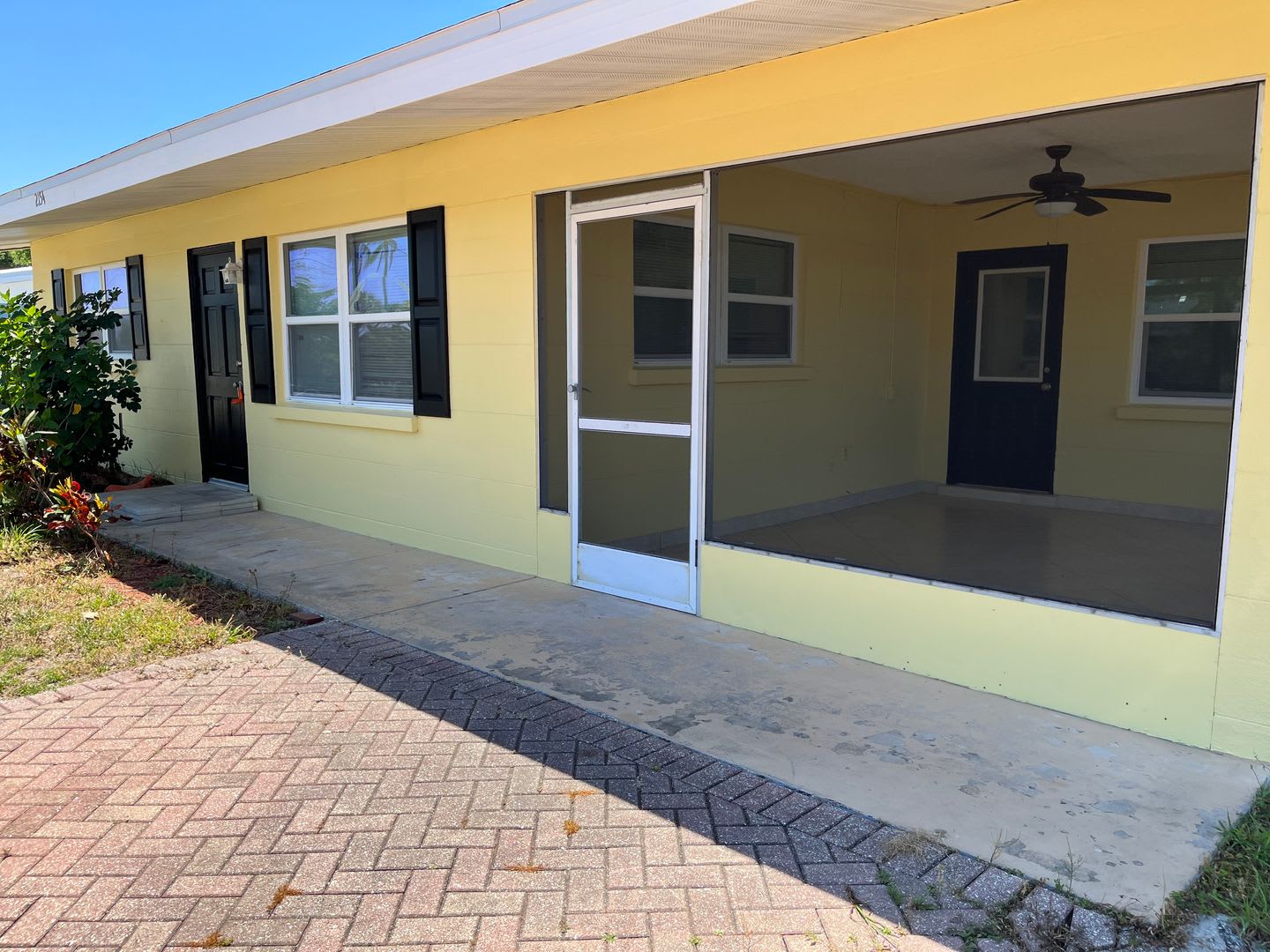 Welcome to 2154 Inner Cass, your ideal 2/1 home in Sarasota – photo 3