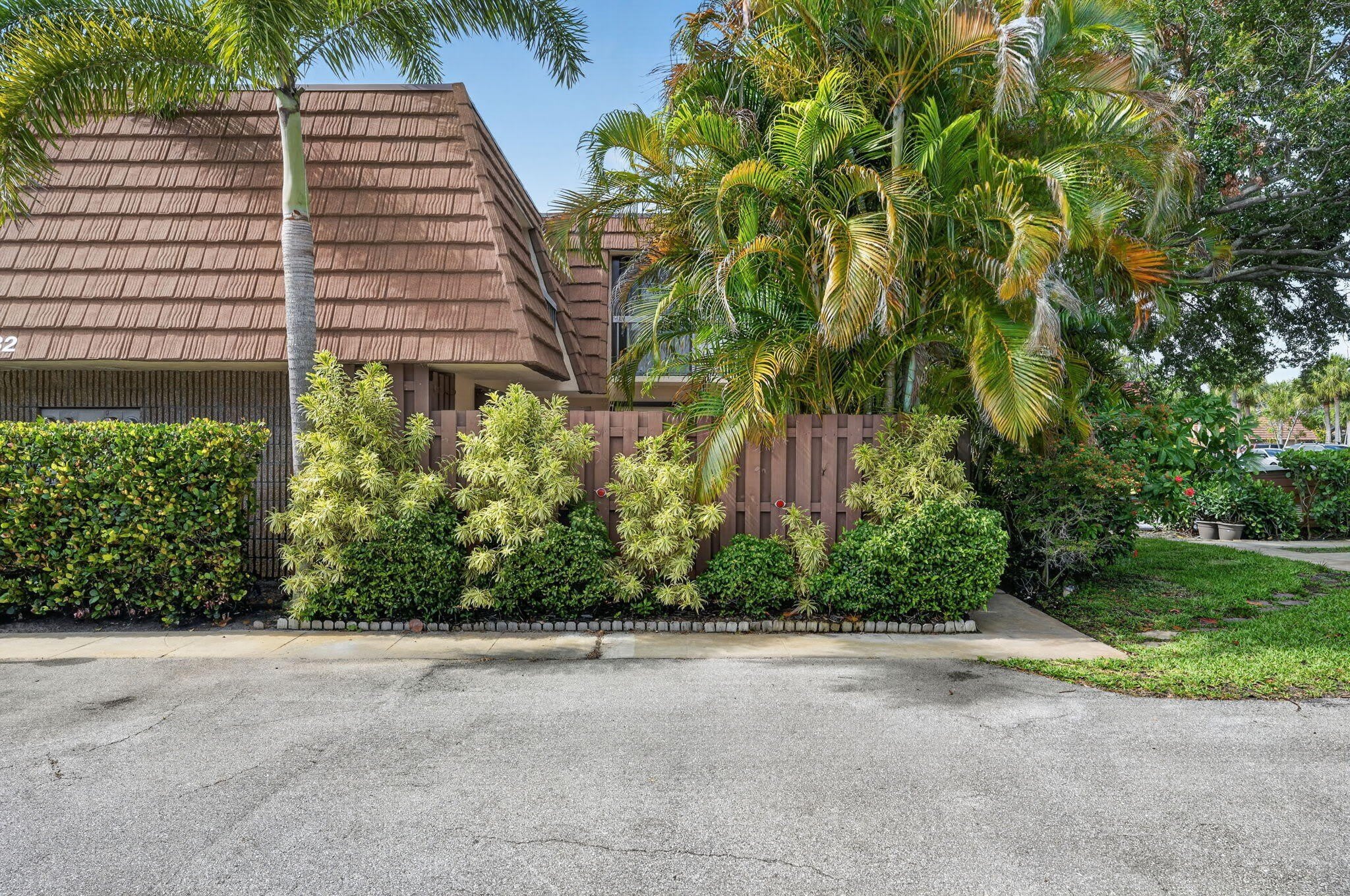 825 Center Street – photo 2