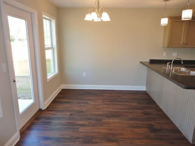 Stylish 3BR/2.5BA Two-Story Home with Fenced Yard & Modern Kitchen in North Valdosta – photo 4