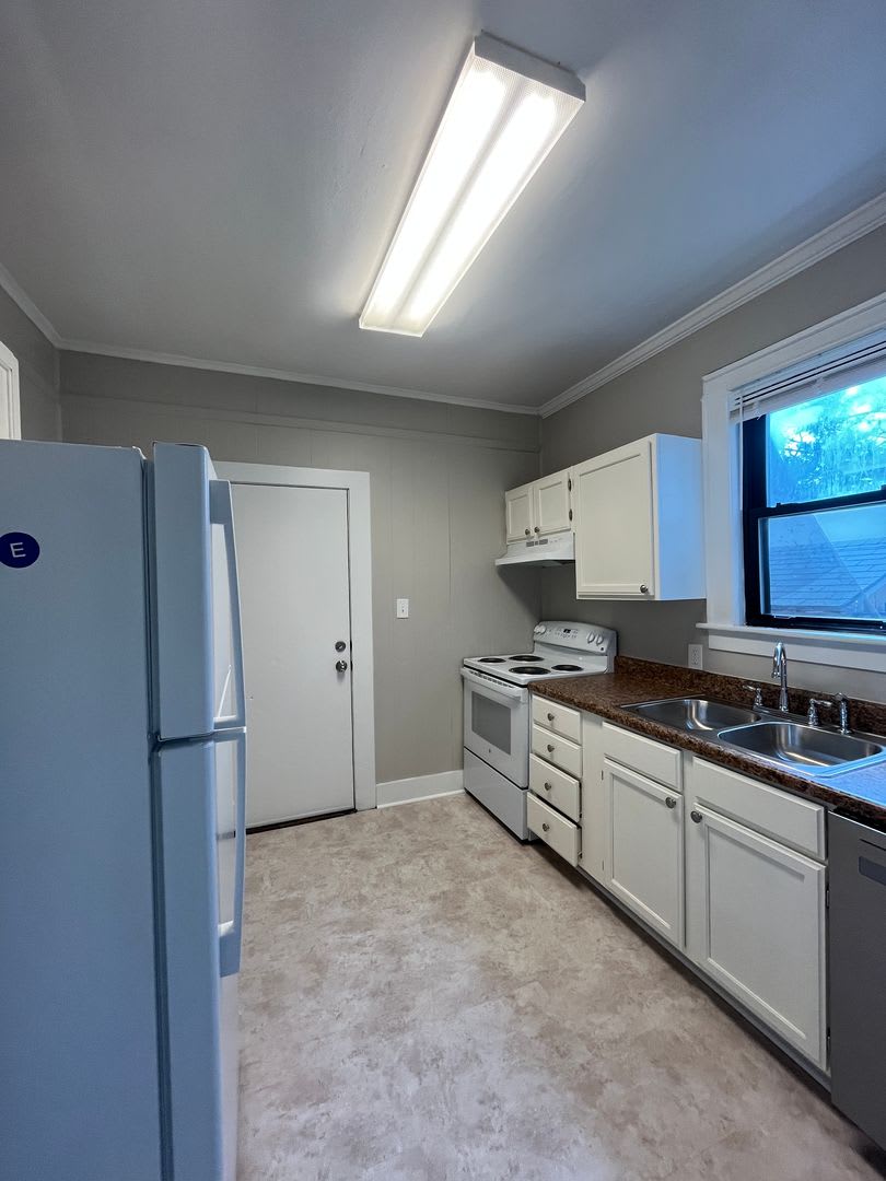 Don't Miss Out! $0 Deposit + First Month FREE! 3 Bed/ 1.5 Bath All Brick Home Historic District! – photo 5