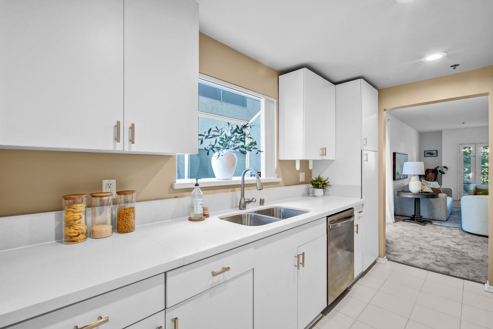 Prime Westwood Location! – photo 2