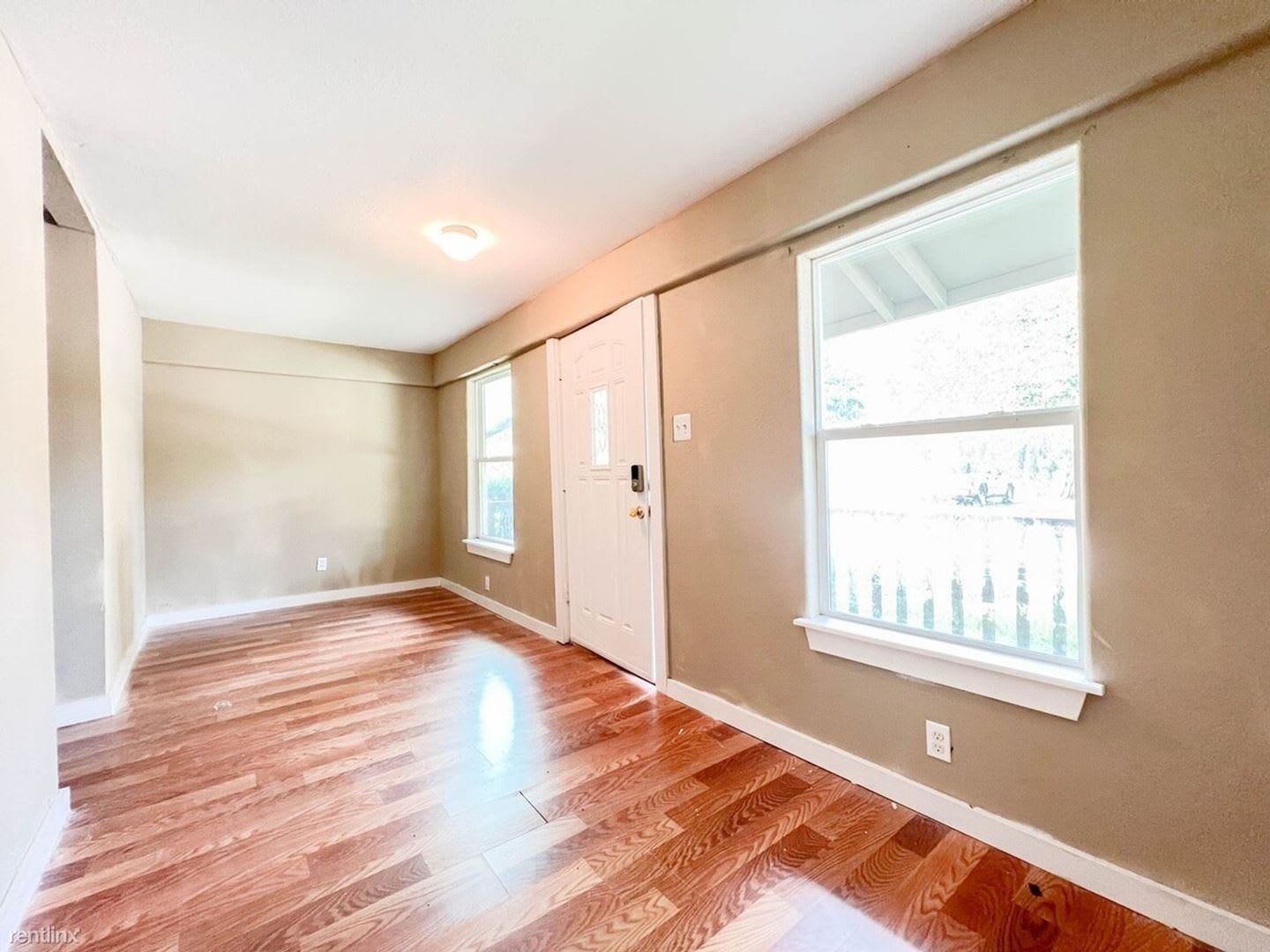 3 Bed, 1 Bath Home with Large Fenced Yard – photo 1