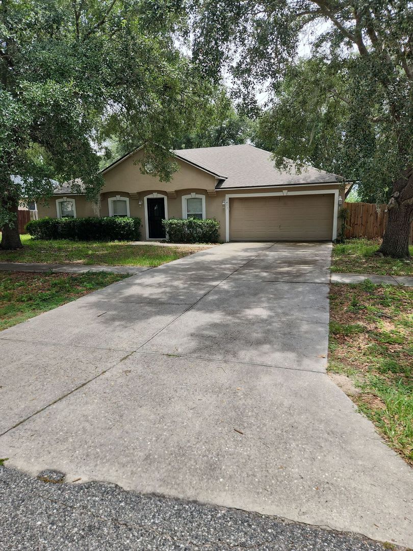 Eustis 3/2, Central A/C, Attached Garage, large backyard – photo 1