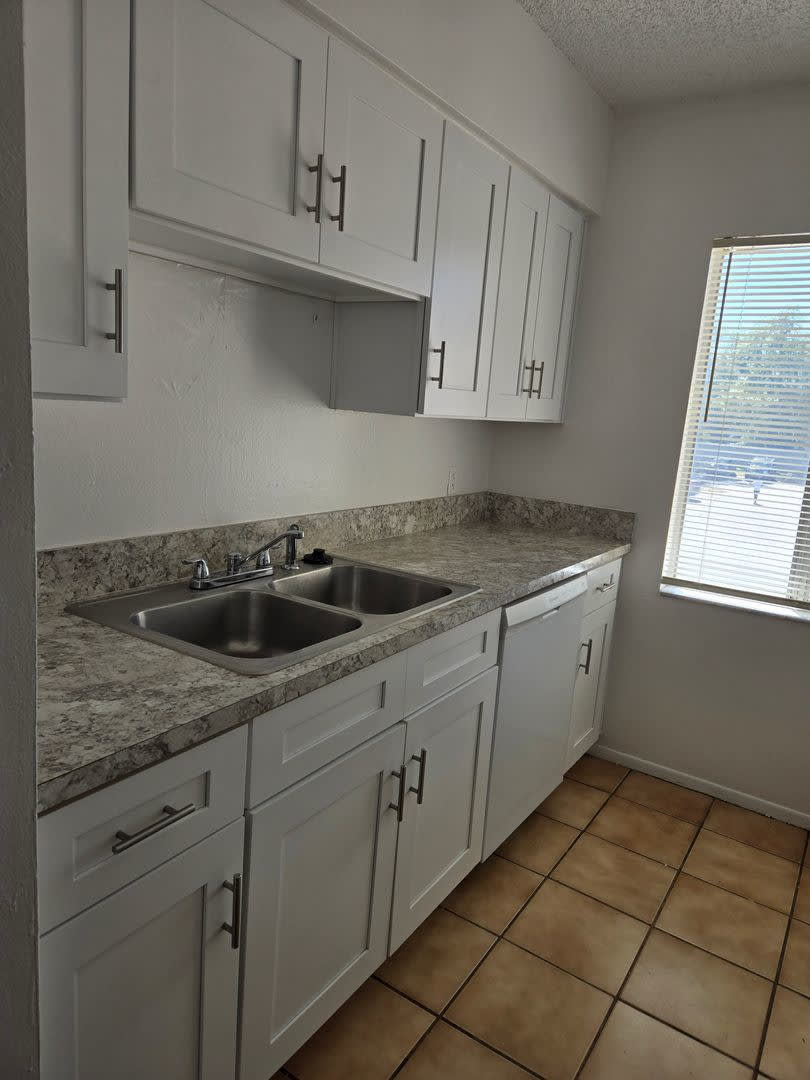 $ 300 OFF FIRST MONTH'S RENT! Place One Townhome! – photo 1