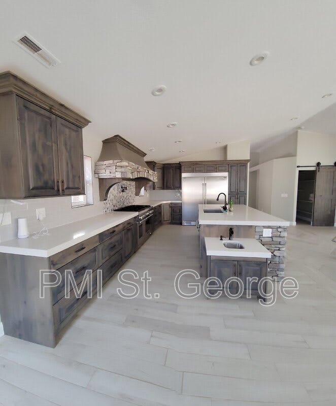1065 N Canyon Street – photo 1