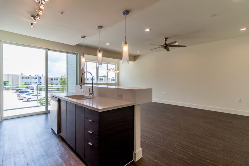 **THREE WEEKS FREE RENT!!** Stunning 2/2.5 multi-level Skybridge Lofts Condo near SOCO! – photo 5