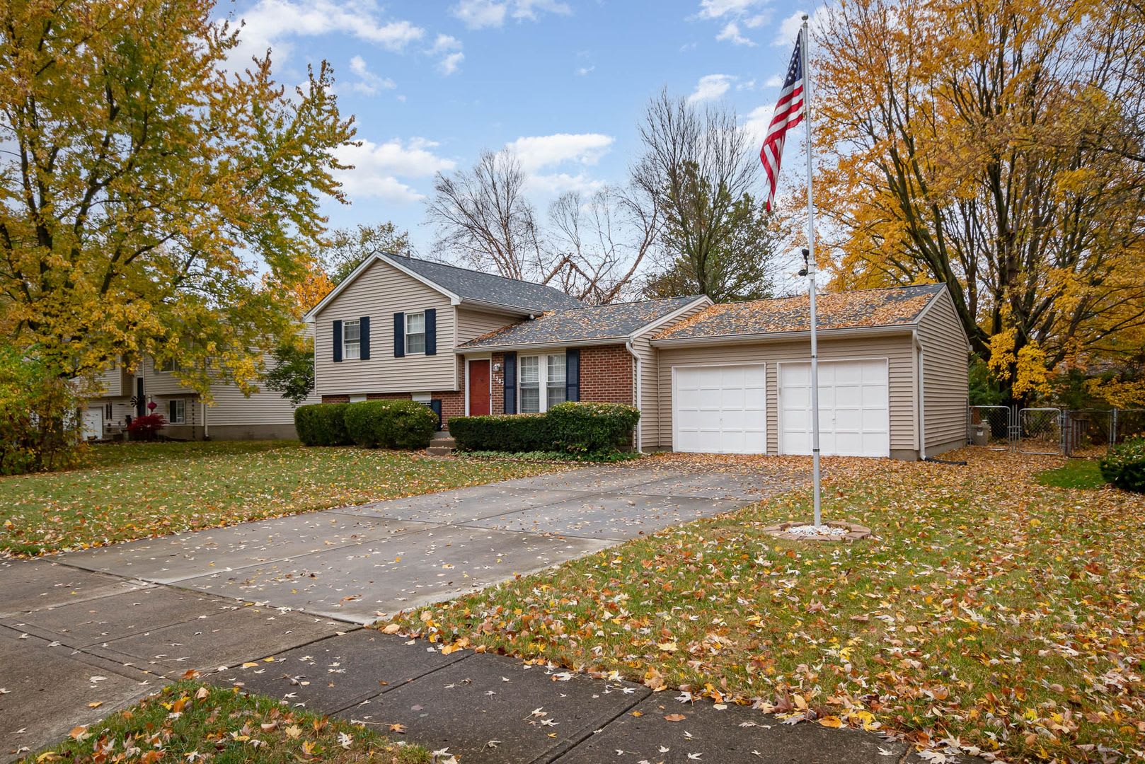 Inviting home with private fenced yard for pets – photo 4