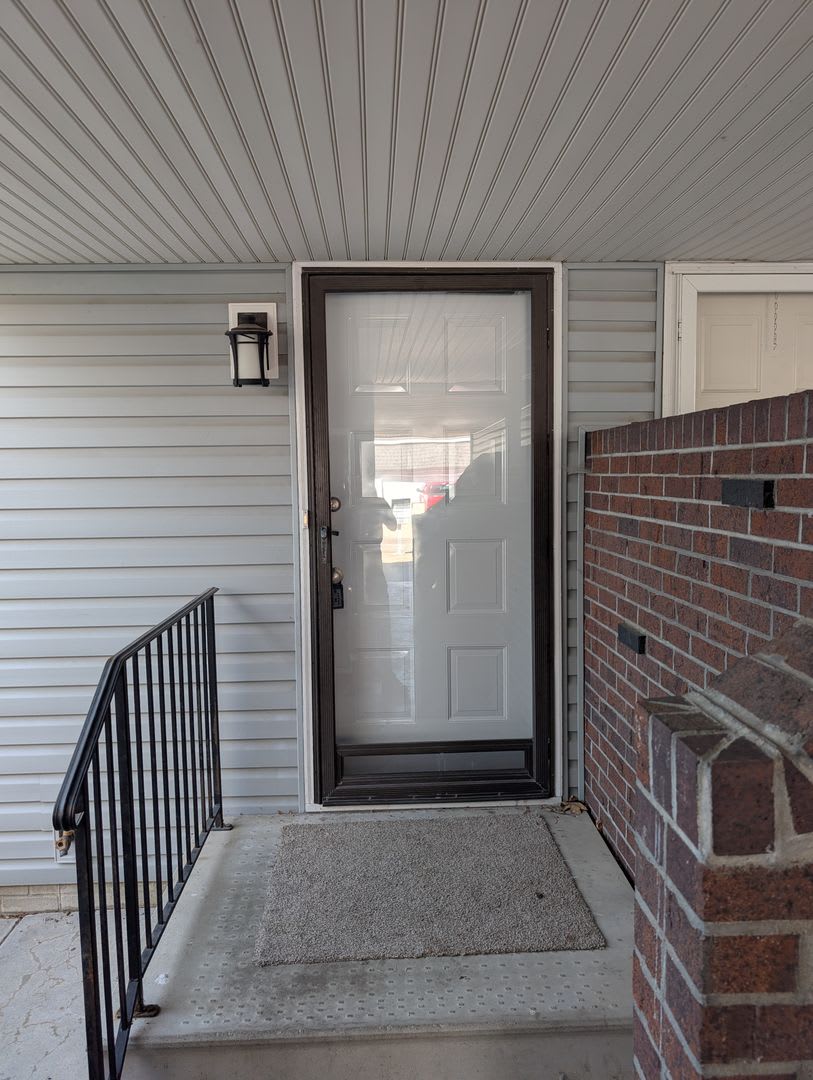 Fully Updated 3 Bedroom 3 Bath Townhouse with 2 Stall Attatched Garage – photo 3