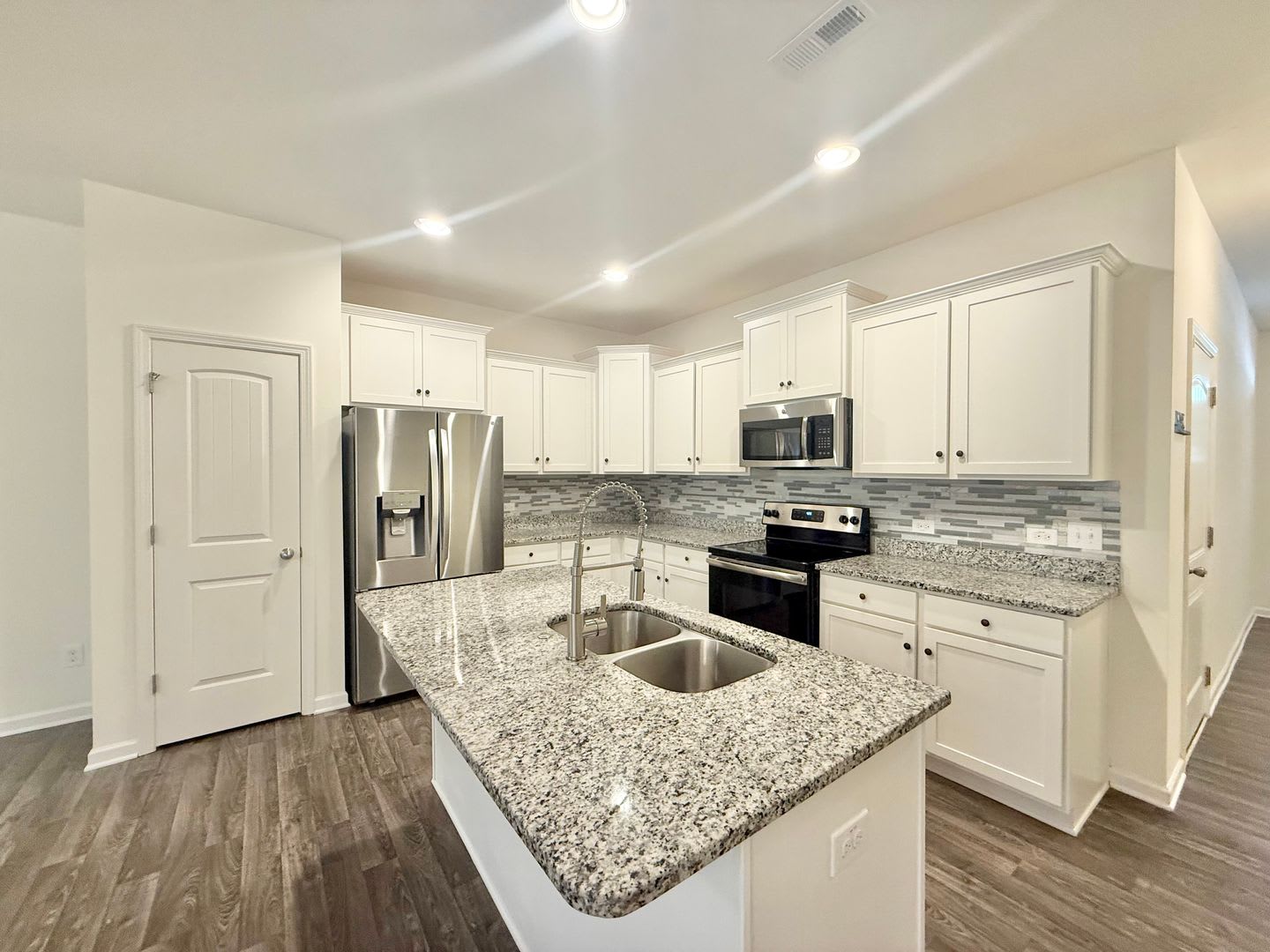 Spacious 3Bd 3 5Ba Clayton Townhome With A Large Bonus Space Downstairs And Easy Access To Highways – photo 2