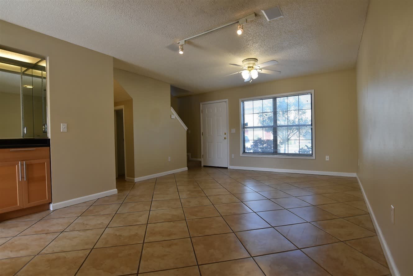 2Br 2 5Ba Updated Home In Hidden Oaks Winter Park Kitchen Updated Tile Floor Downstairs Community Pool – photo 4